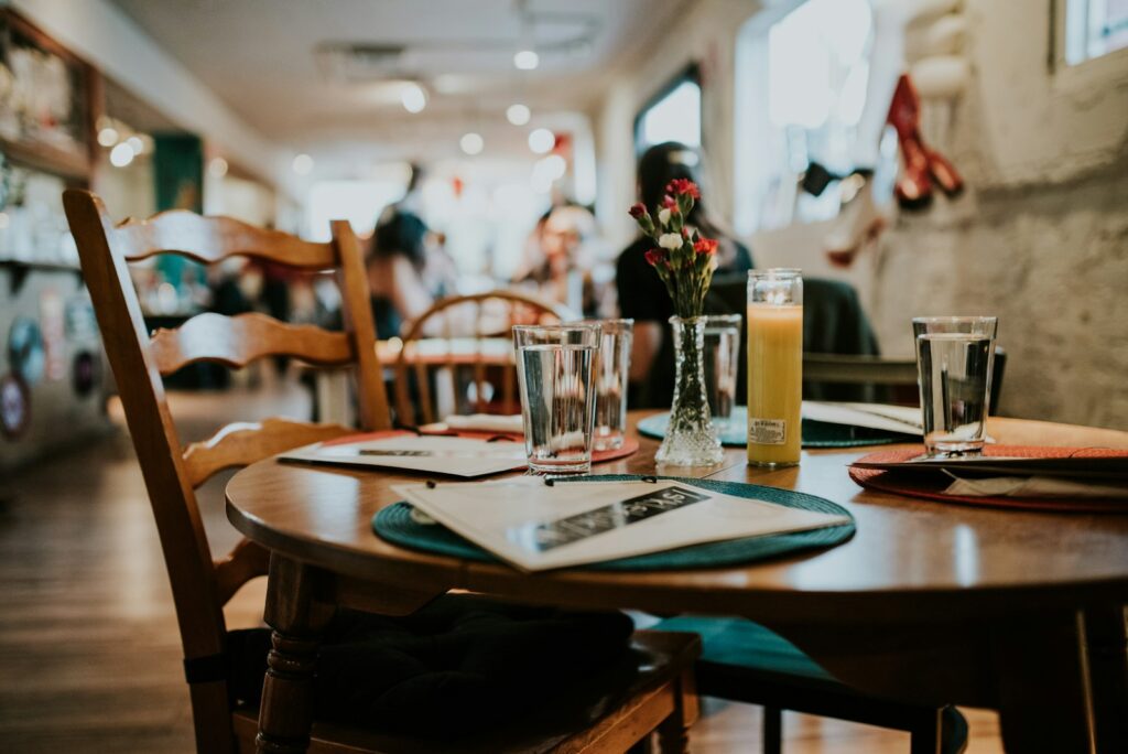 Radio Kitchen & Bar בבטומי: מטבח ובר אירופאי ברוסטאוולי - בטומי